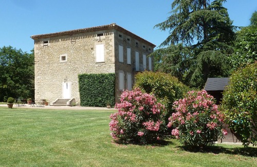 Auriac-sur-Vendinelle Casa | Encantadora casa / edificio anexo / piscina protegida