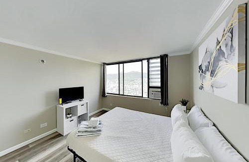 McCully - Moiliili Casa | Charming Hawaiian Monarch Studio