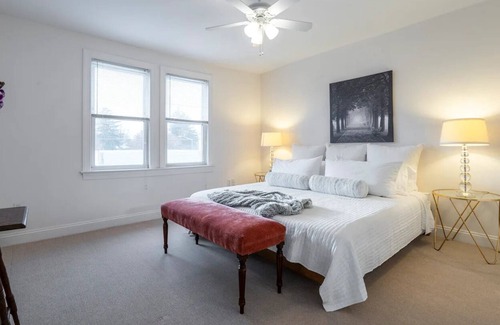 Ardmore Casa | Charming Heart of Ardmore Home Sleeps 7