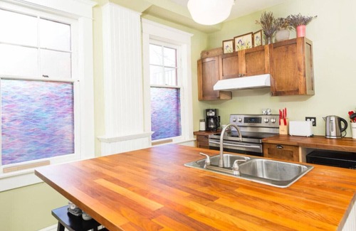 Kelowna Central Business District Casa | Charming Heritage Home Downtown Kelowna