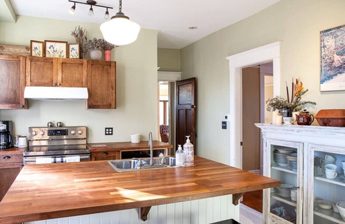 Kelowna Central Business District Casa | Charming Heritage Home Downtown Kelowna