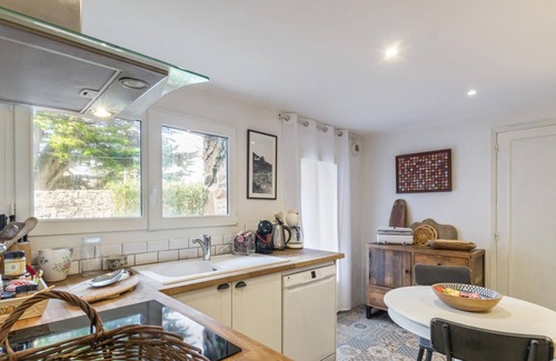 Barneville-Carteret Cabaña | Encantadora Casa Histórica en Barneville-Carteret con Patio Privado