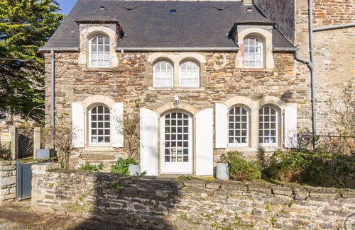 Barneville-Carteret Cabaña | Encantadora Casa Histórica en Barneville-Carteret con Patio Privado