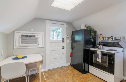 West Plaza Casa | Charming Hideaway Near Food and Fun | 16