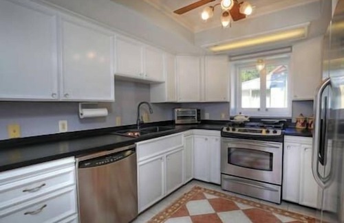Upper East Casa | Charming Hideaway w/HotTub & Patio Near Downtown!