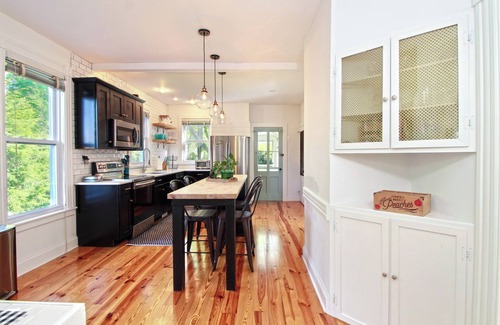Old Wethersfield Historic District Casa | Charming Historic Owl House in Old Wethersfield