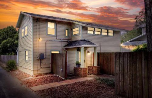 Lakeland Casa | Charming Historic 2-story Carriage House located in Downtown Lakeland walking distance from FSC!