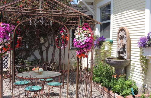 Morro Bay Cabaña | Cottage con encanto e histórico de playa - Oasis en el corazón del centro