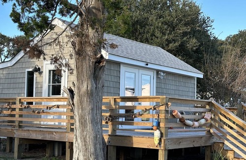 Atlantic Cabaña | Charming historic cottage with private waterfront on Core Sound.