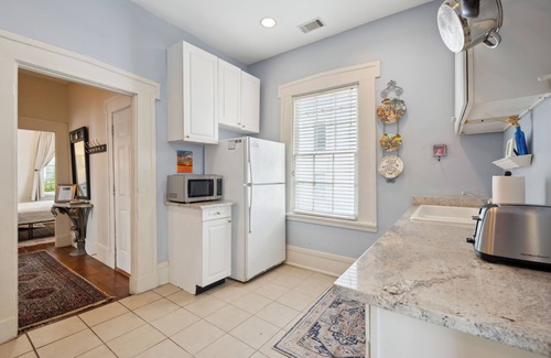 Historic Downtown Savannah Casa | Savannah Canvas Cottage, Near Forsyth Park
