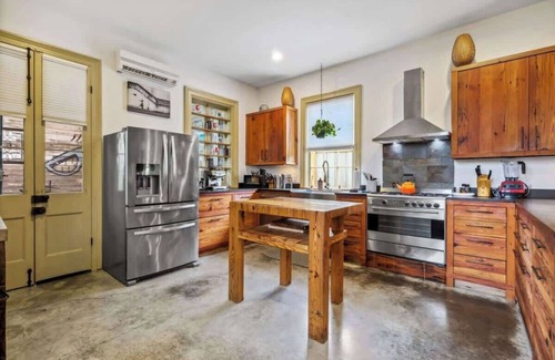 Seventh Ward Casa | Charming Historic House w Pool & Hot Tub 5 BR|3 BA