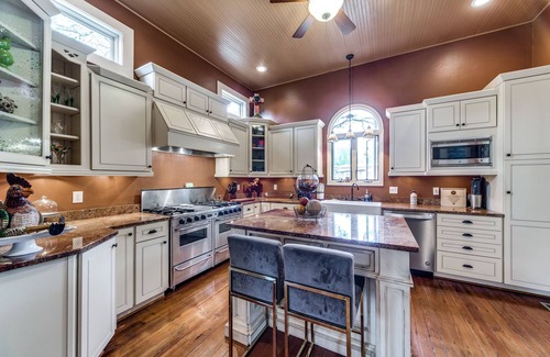 Boerne Otro | Charming, Historic Home / sleeps 7