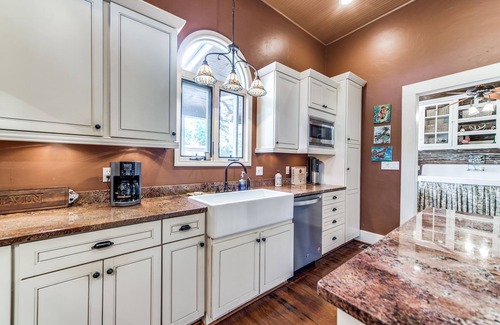 Boerne Otro | Charming, Historic Home / sleeps 7