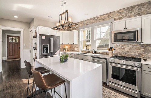 Michigan City Casa | Charming Historic Cottage - Mins to Beach, Outlet Shops, Casino, Winery!