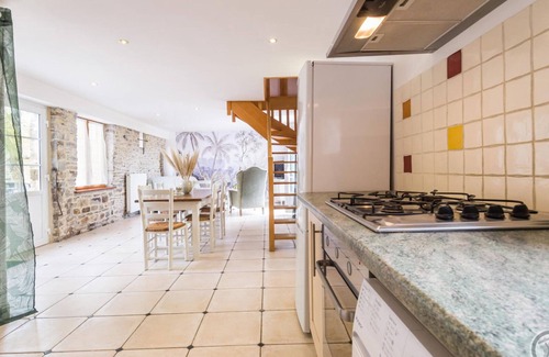 Barneville-Carteret Cabaña | Encantadora Casa con Terraza Cerrada y Parking Privado, Se Aceptan Mascotas, WiFi