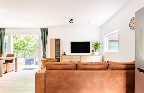 Ijsselmonde Casa | Charming holiday home in Poortugaal with garden