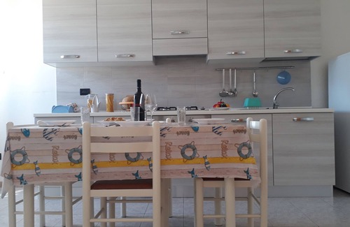 San Foca Apartamento | Casa de vacaciones con cocina y salón y balcón delantero y trasero en San Foca