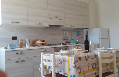 San Foca Apartamento | Casa de vacaciones con cocina y salón y balcón delantero y trasero en San Foca