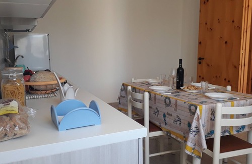 San Foca Apartamento | Casa de vacaciones con cocina y salón y balcón delantero y trasero en San Foca