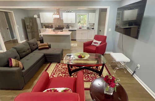 Church Street Casa | Charming Home 10min from Airport, close to DT Atlanta . Enjoy privacy & comfort!
