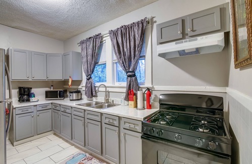 Crosstown Cabaña | Charming Home: 2 Mi to Downtown Memphis & Zoo