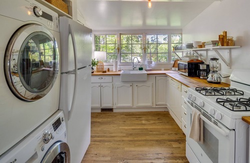 West Side Historic District Cabaña | Charming Home < 2 Mi to Downtown Hendersonville!