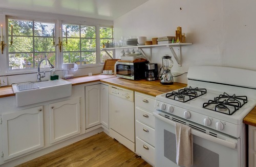 West Side Historic District Cabaña | Charming Home < 2 Mi to Downtown Hendersonville!