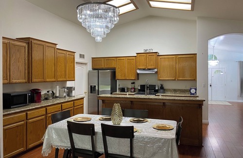 Greenacres Casa | Charming Home. 5 bedrooms .2 restrooms .2 Living rooms with 10 beds for 16 guest