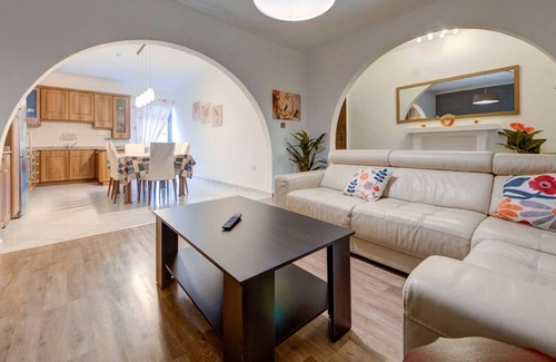 Il-Qajjenza Apartamento | Charming home Apt with private balcony in B'Bugia