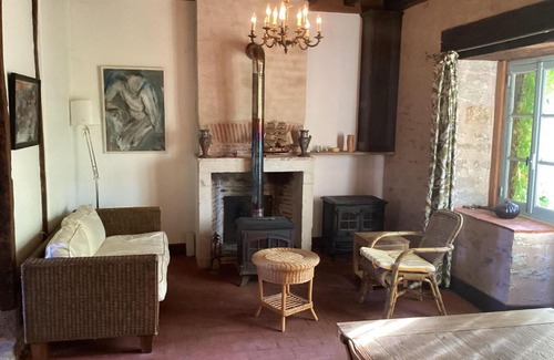 Le Veurdre Casa | Charming Home by River Allier Hiking Trails