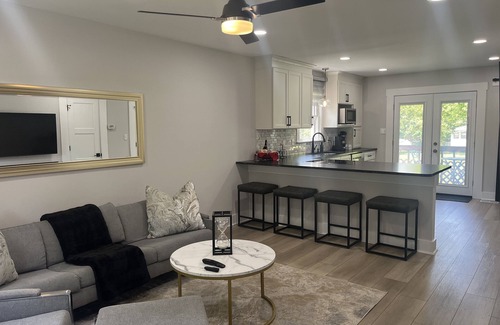 Apex Cabaña | Charming Home in Downtown Historic Apex with King Bed