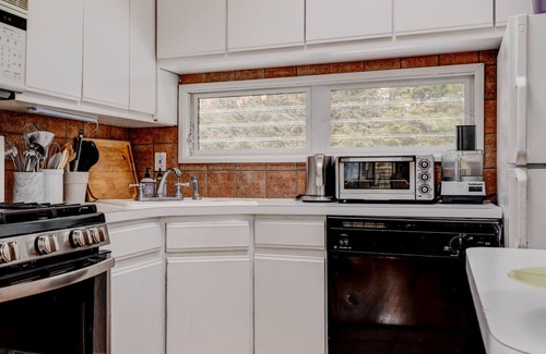 Clearwater Beach Casa | Charming Home in East Hampton, Near Clearwater Beach w/Private Pool