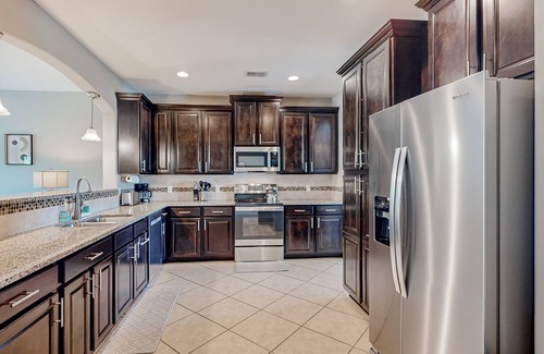 Port Wentworth Casa | Charming home in great location with fenced yard, AC, & W/D