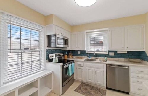 Speedway Casa | Charming Home in Speedway. King Beds. Pet Friendly!