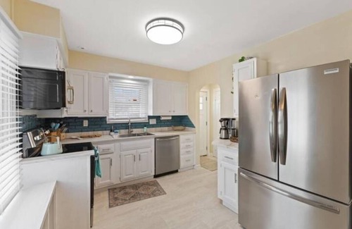 Speedway Casa | Charming Home in Speedway. King Beds. Pet Friendly!