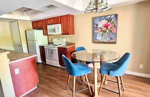 East Mesa Condominio | Charming Home | King Bed, Pool, Hot Tub, Fireplace