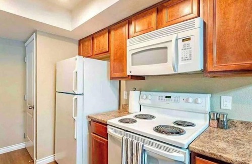 East Mesa Condominio | Charming Home | King Bed, Pool, Hot Tub, Fireplace