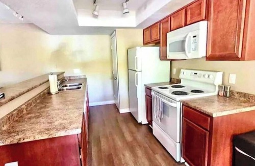 East Mesa Condominio | Charming Home | King Bed, Pool, Hot Tub, Fireplace