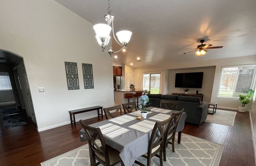 Greenacres Casa | *Charming home, large beds/TV, garage parking*