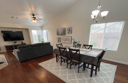Greenacres Casa | *Charming home, large beds/TV, garage parking*