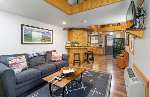 Hood Casa | Charming Home near Skyline Drive