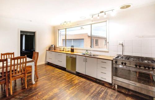 Airport West Casa | Charming Home Near Melbourne Airport & CBD