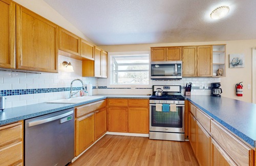 Warrenton Casa | Charming home near ocean with patio, firepit, WiFi, streaming, and wood stove