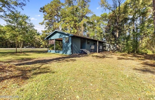 Burgaw Casa | Charming Home on 1 Acre – Close to Shopping and Dining