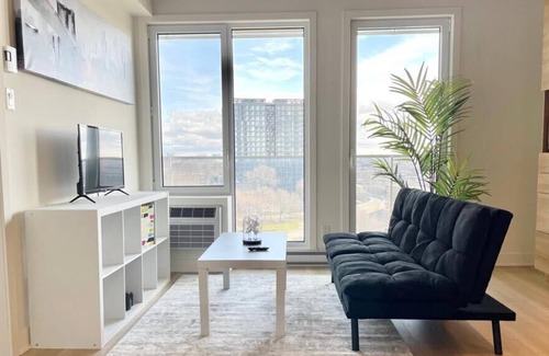 Little Burgundy Apartamento | Modern Downtown Condo w amazing Skyline view!