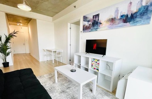 Little Burgundy Apartamento | Modern Downtown Condo w amazing Skyline view!