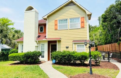 Windy Hill Casa | Charming Home - Pet Friendly - 4 Blocks from Beach