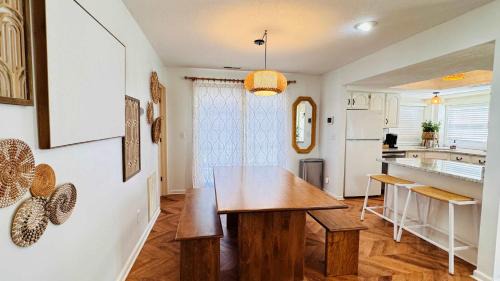 Windy Hill Casa | Charming Home - Pet Friendly - 4 Blocks from Beach
