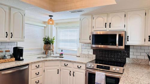 Windy Hill Casa | Charming Home - Pet Friendly - 4 Blocks from Beach