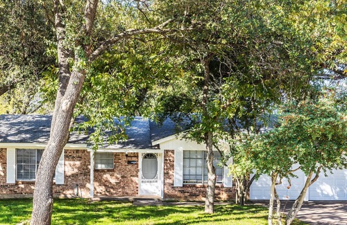 Hurst Casa | Charming Home Stylishly decorated - Great Location